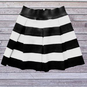HONEY PUNCH BLACK & WHITE SKIRT SIZE S